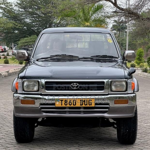 Toyota Hilux 1990 Black