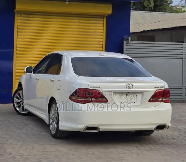 Toyota Crown 2010 White