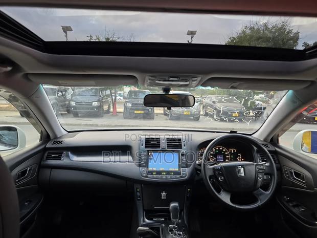 Toyota Crown 2010 White