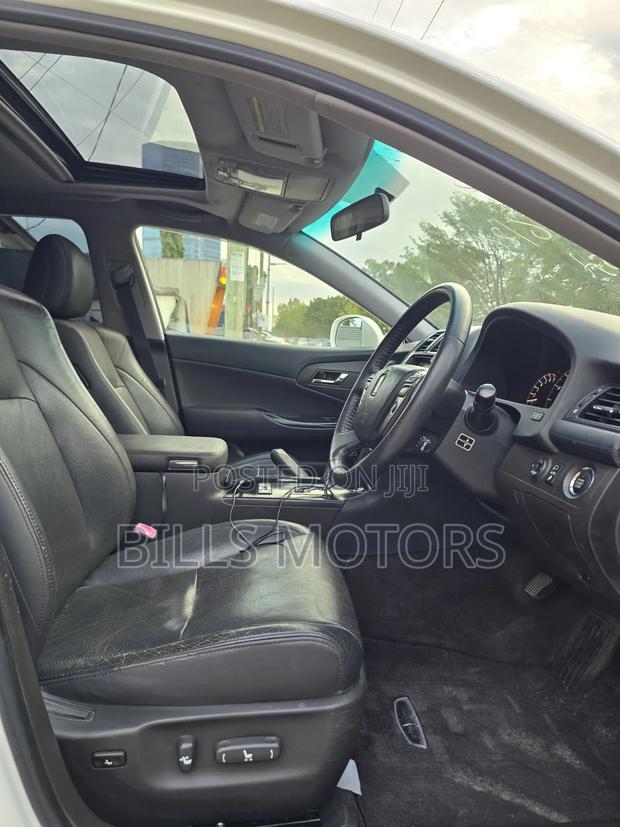 Toyota Crown 2010 White