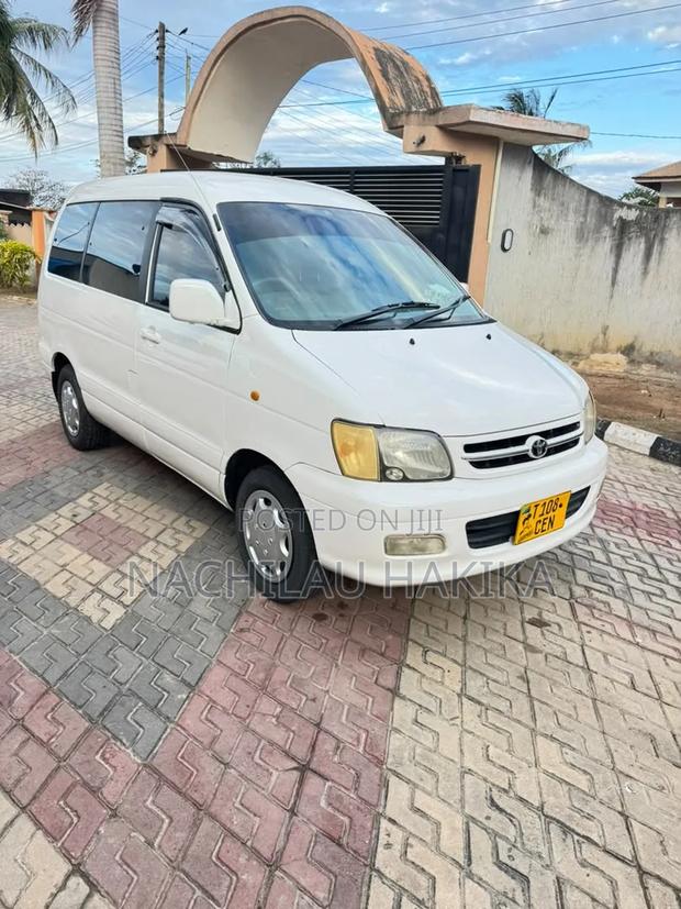 Toyota Noah 2002 White