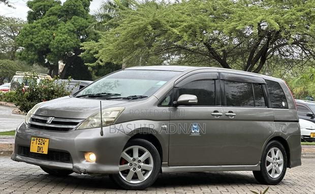 Toyota ISIS 2006 Gray