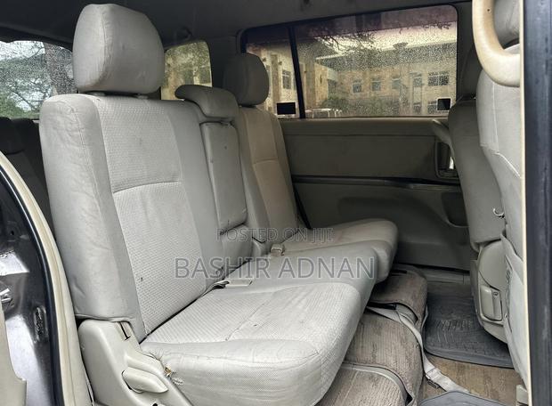 Toyota ISIS 2006 Gray