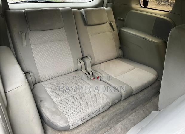 Toyota ISIS 2006 Gray