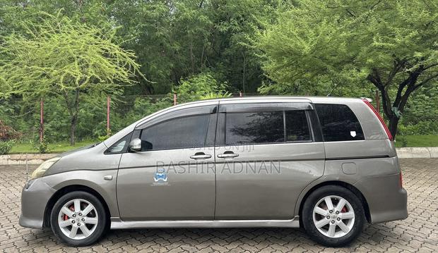 Toyota ISIS 2006 Gray