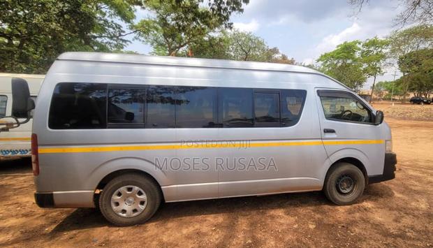 Toyota Grand HiAce 2002 Gray