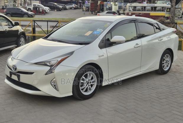 Toyota Prius 2017 White
