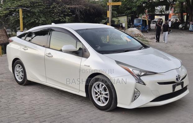 Toyota Prius 2017 White