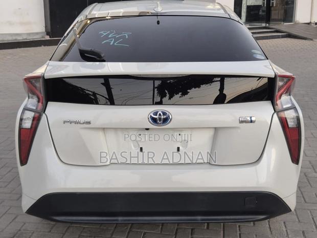 Toyota Prius 2017 White