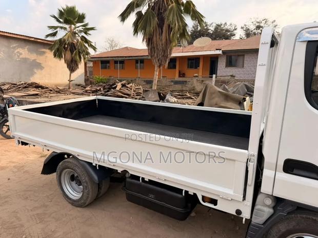Mitsubishi Canter 1999 White
