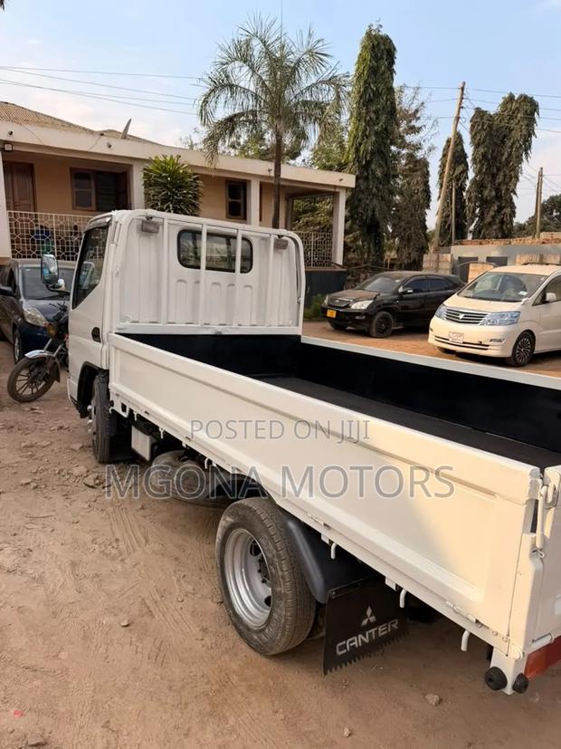 Mitsubishi Canter 1999 White