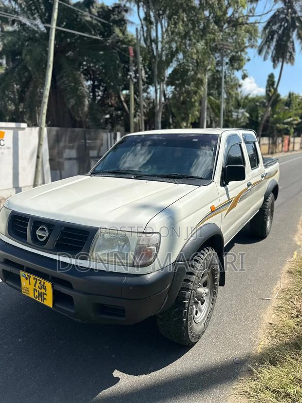 Nissan Hardbody 2015 White