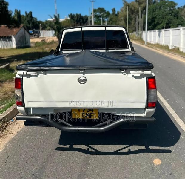 Nissan Hardbody 2015 White