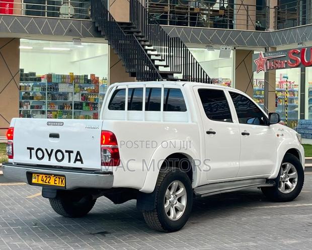 Toyota Hilux 2012 White