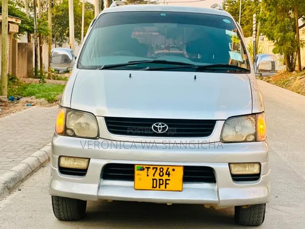 Toyota Noah 2001