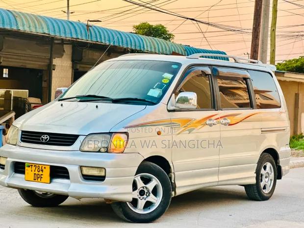 Toyota Noah 2001