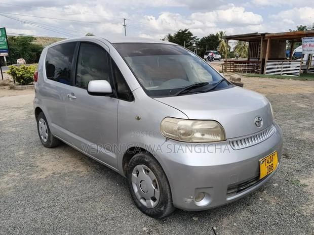 Toyota Porte 2005 Silver