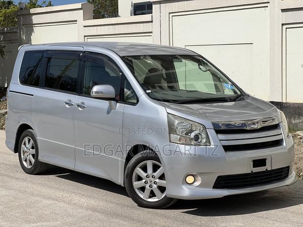 Toyota Noah 2009 White
