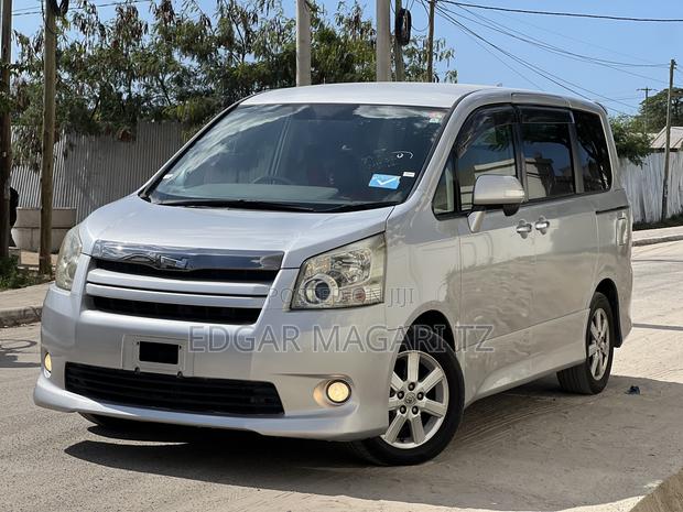 Toyota Noah 2009 White