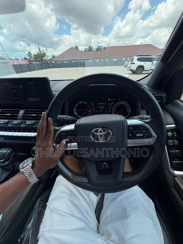 Toyota Land Cruiser 2024 Red