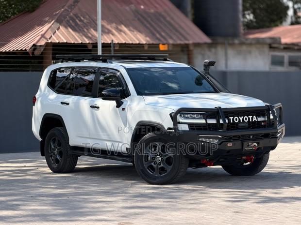 Toyota Land Cruiser LC300 2024 White