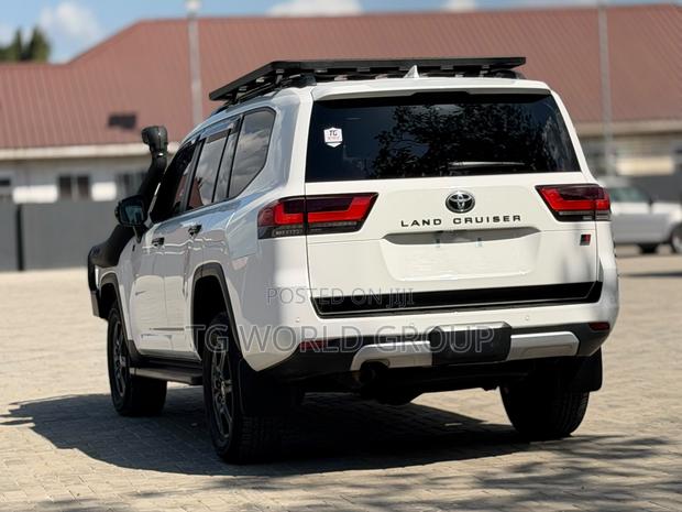 Toyota Land Cruiser LC300 2024 White