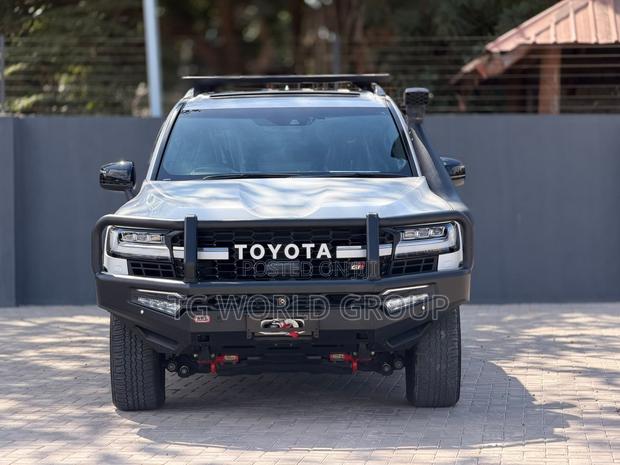 Toyota Land Cruiser LC300 2024 White
