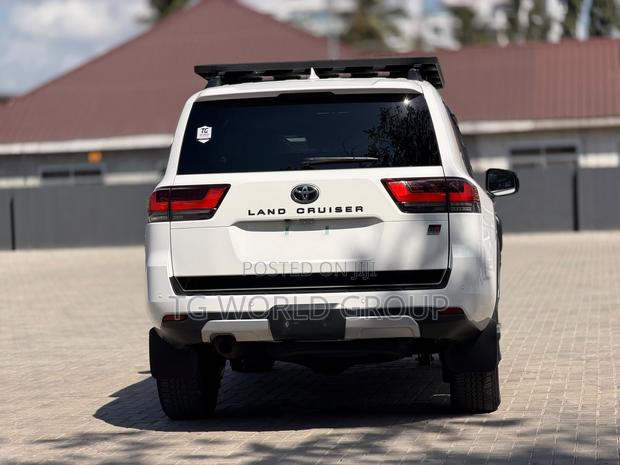 Toyota Land Cruiser LC300 2024 White
