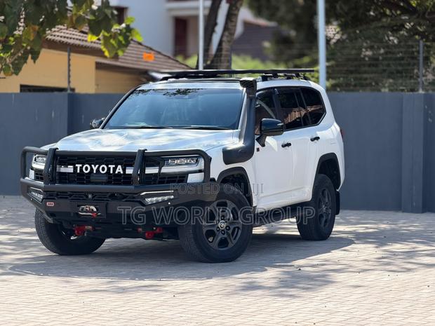 Toyota Land Cruiser LC300 2024 White