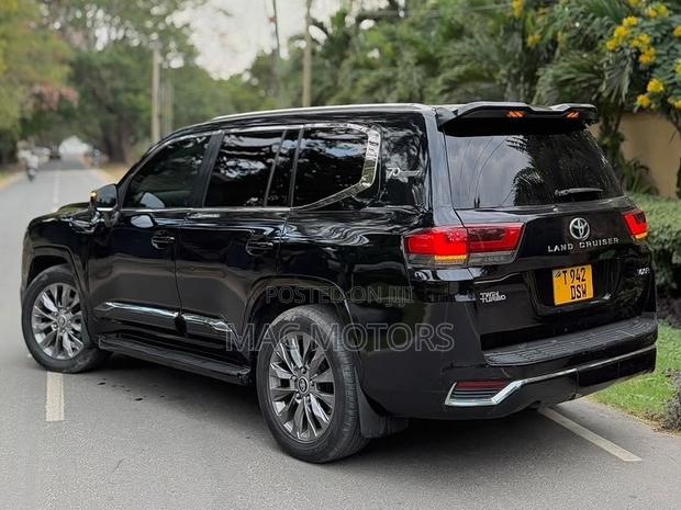 Toyota Land Cruiser 2016 Black