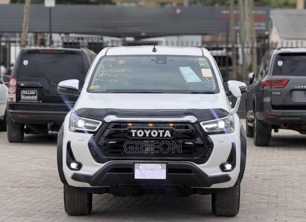 Toyota Hilux 2023 White