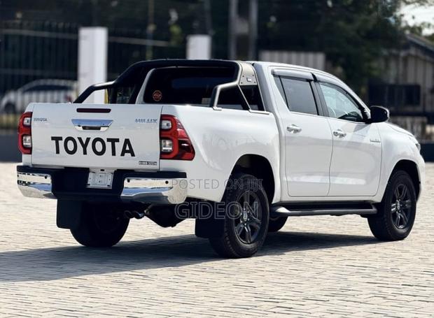 Toyota Hilux 2023 White