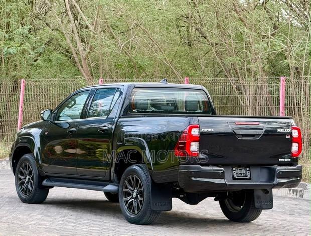 Toyota Hilux Revo Double Cab Deisel 2.4 AWD 2022 Black