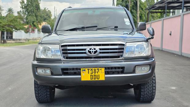Toyota Land Cruiser HDJ 100 2000 Gray