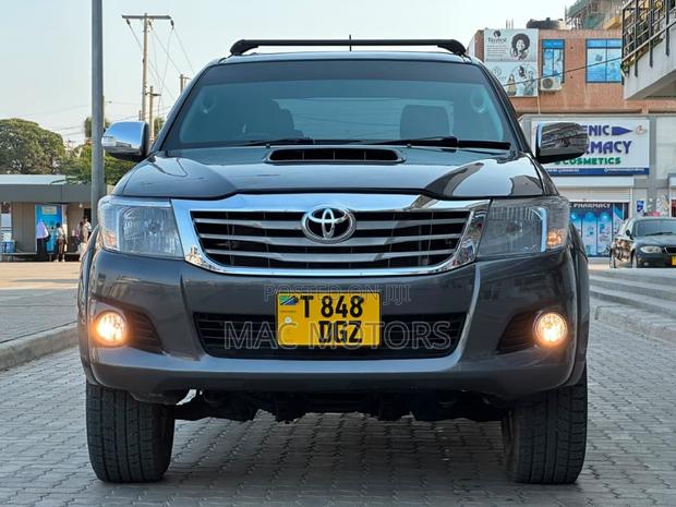 Toyota Hilux 2015 Gray