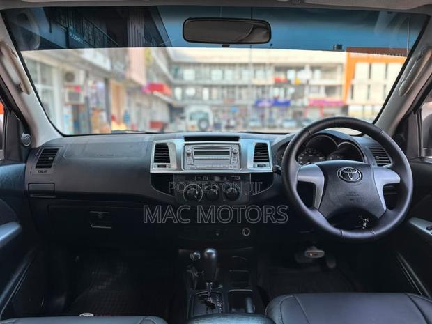 Toyota Hilux 2015 Gray