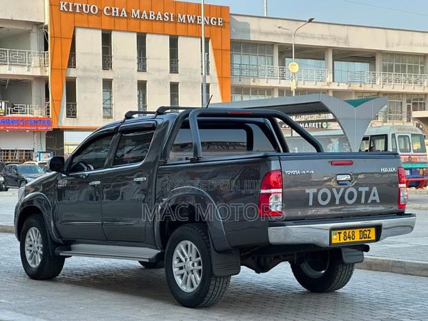 Toyota Hilux 2015 Gray
