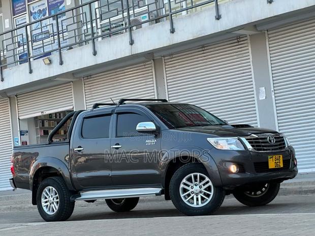 Toyota Hilux 2015 Gray