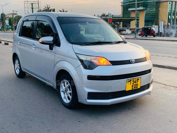 Toyota Spade 2014 Silver