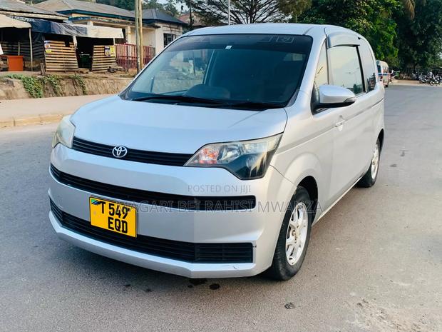 Toyota Spade 2014 Silver