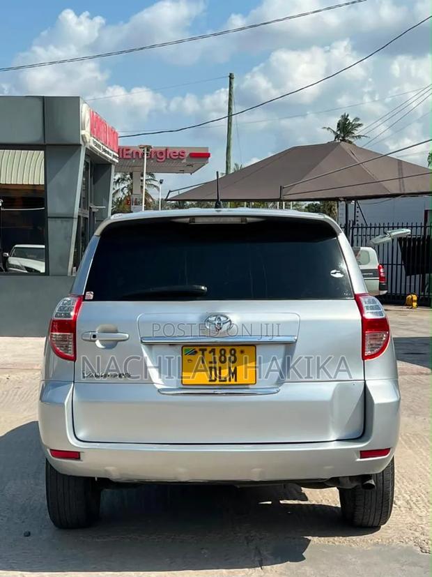 Toyota Vanguard 2012 Silver