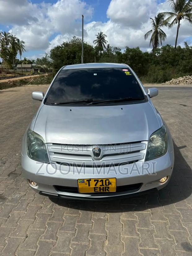 Toyota IST 2004 Silver