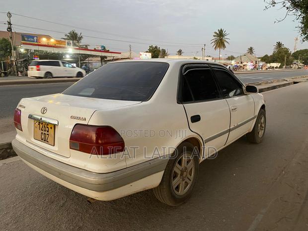 Toyota Corolla 2000 White