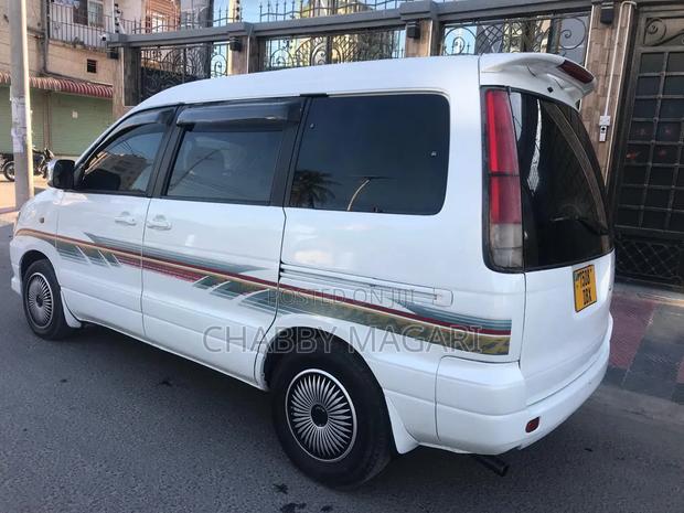 Toyota Noah 2001 Pearl