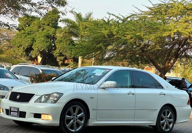 Toyota Crown 2006 White