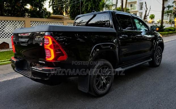 Toyota Hilux 2022 Burgundy