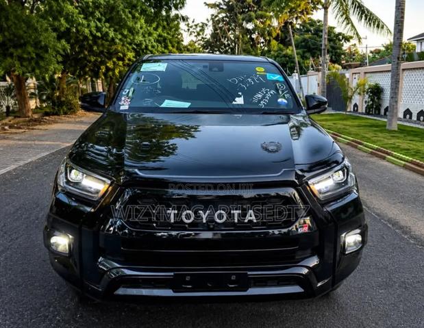 Toyota Hilux 2022 Burgundy