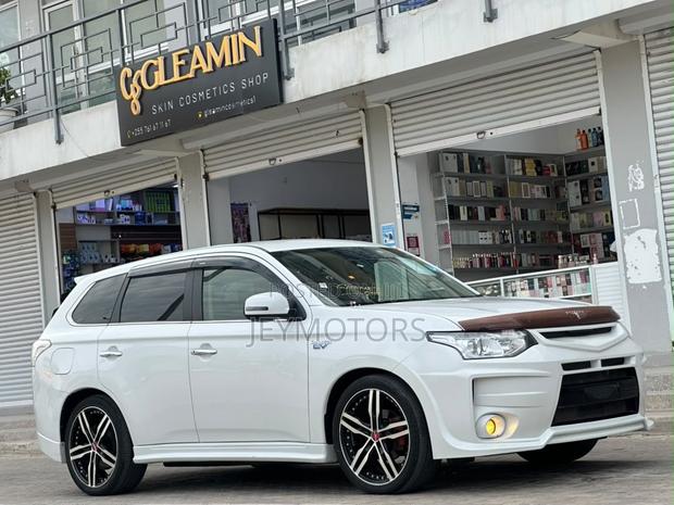 Mitsubishi Outlander 2013 White