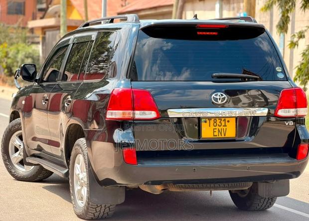 Toyota Land Cruiser 2010 Black