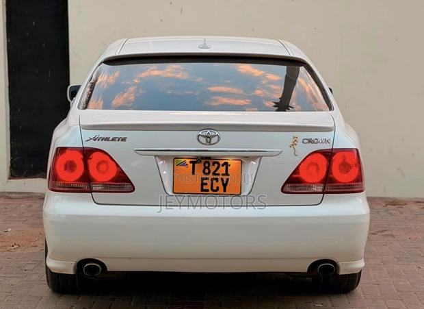 Toyota Crown 2006 White